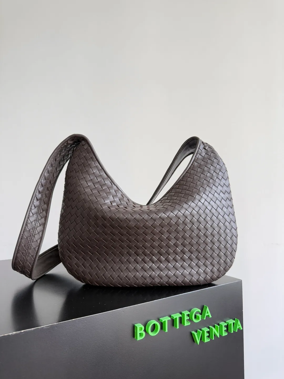 Batch 2480 BOTTEGA VENETA 2025 new men's medium Veneto crossbody bag is made of lambskin, elegantly extends to the strap, fits perfectly on the upper body, and the light and neat shape is suitable for all your choices for business, travel or daily life. Top zipper, interior two compartments, extra-large capacity. The classic Veneta shape has been redesigned and turned into a bag that can be worn cross-body, simple yet stylish. Although it is designed as a men’s bag, it is also very suitable for girls to carry! The back is so handsome🕶! More aura ~ The shoulder straps are reasonably designed, making it comfortable and stylish to carry cross-body. The bag has a practical capacity and can easily fit your daily needs~ Whether it is paired with casual wear for going out on the street or with formal wear for commuting, put it on and your fashion sense will rise in a straight line📈! Style number: 826877 Size: 38*24*2cm